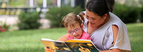 图片母女阅读书外