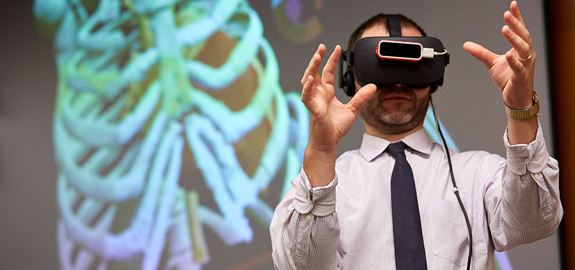 瑞安摩尔使用VR技术